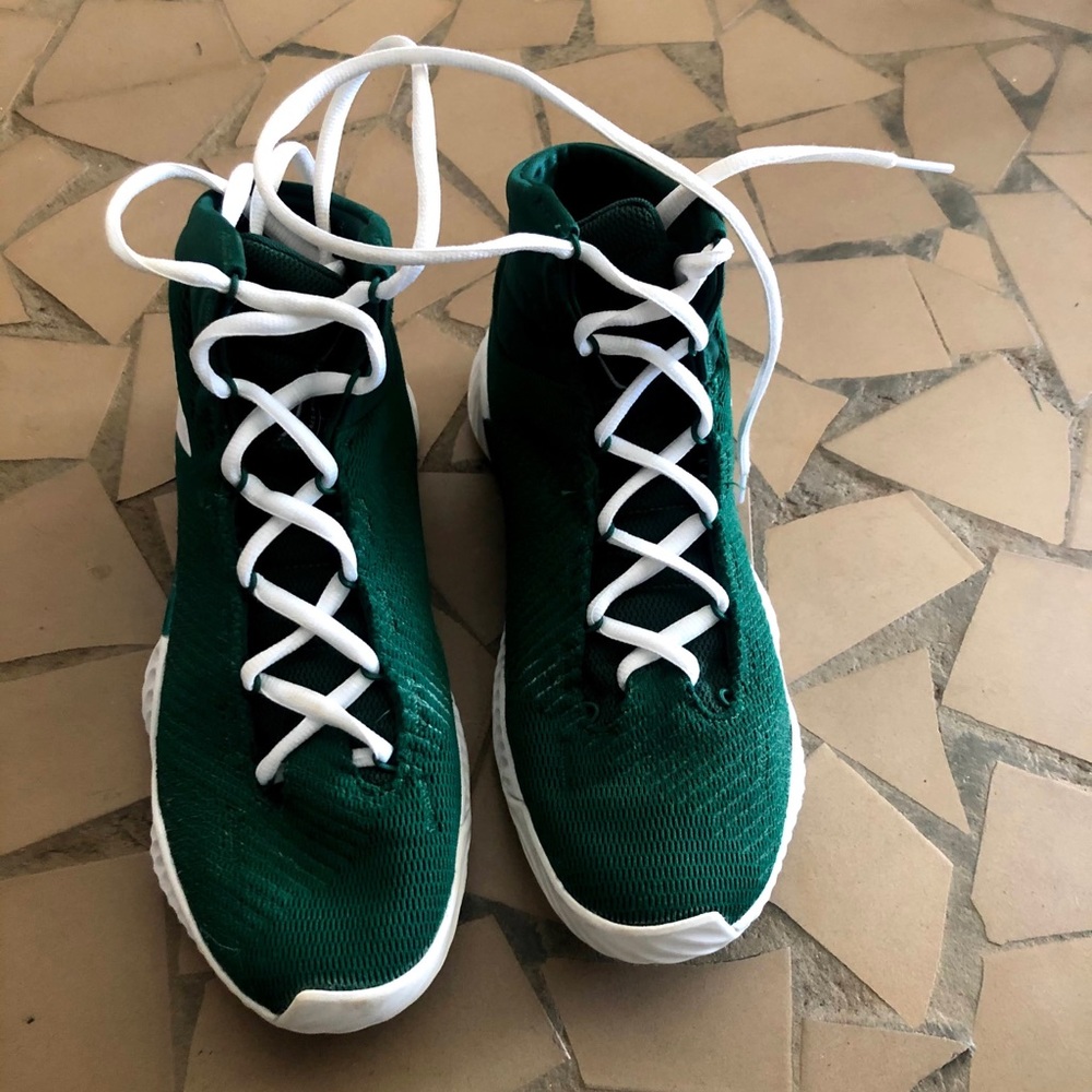 Basketball shoes